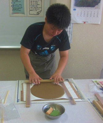 普段とは違う雰囲気と初めての陶芸だったせいか、ちょっと緊張気味の様子です。