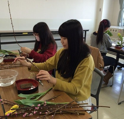 器のテーマは『和のテイスト』でしたので、漆器（本物は高価なのでフェイクですが）にしてみました。