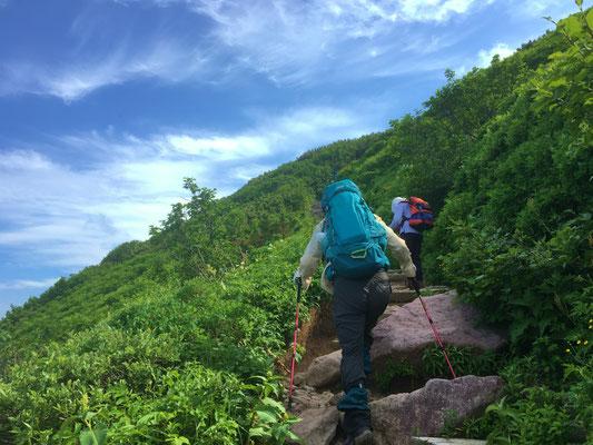 間もなく山頂です。「なんだ坂、こんな坂！」