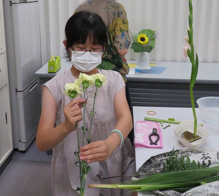 3本のカーネーションの花の表情を見比べる