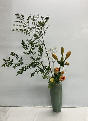 2025/8/20　＜南天　透かし百合　霞草＞