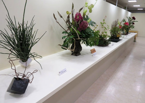 前期に出品された小原流の先生方の作品が勢ぞろい②