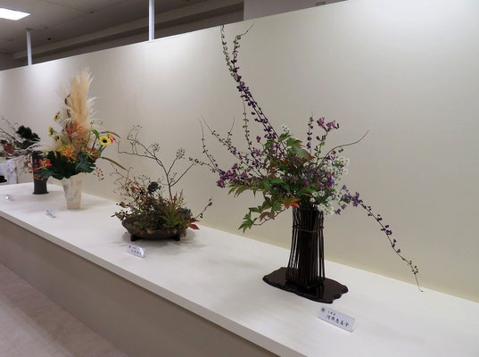 前期に出品された小原流の先生方の作品が勢ぞろい①
