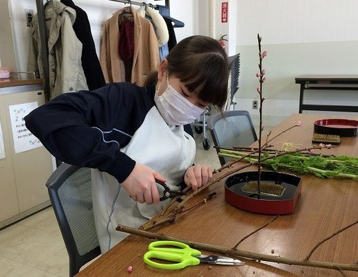 この時季、季節感のある花材取り合わせの定番ですが、桃と菜の花、または桃とチューリップを用意しました。桃は太い枝もありましたので、切るのにコツがあり、見ている方も力が入ります。