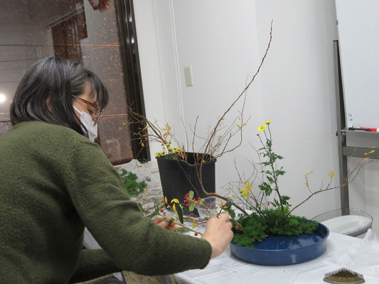 枯れ松葉を用いて、写景盛花・自然本位のお稽古です。