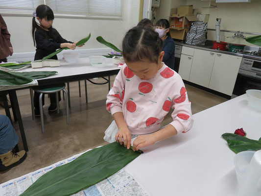 大きな葉をクルクルと巻き、動きをつけます