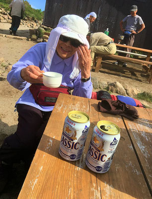 石室到着！　早速、雪渓で冷やしたビールで安着祝い。「カンパ～イ！」