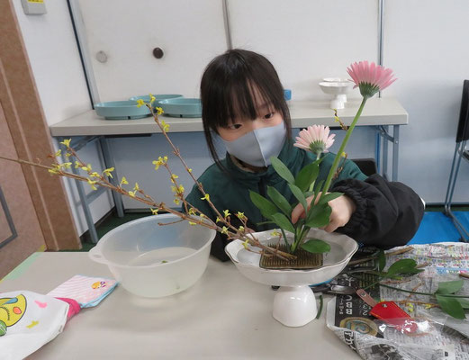 花材を見て花器を選び、花型を考えました。