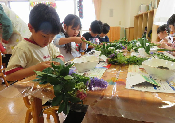 束ねてあるお花の輪ゴムを外すことができるかな？