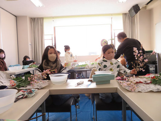 まずは、桜の枝ぶりをよく観察します。