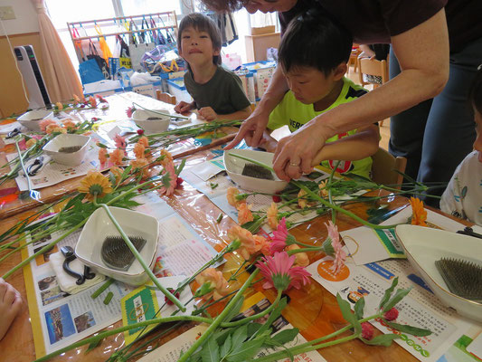 花器を使ってお花の長さを測ります