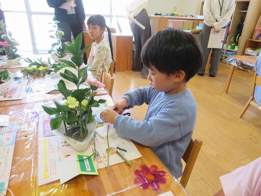 見学の先生方に見守られ、少し緊張気味のこどもたち。