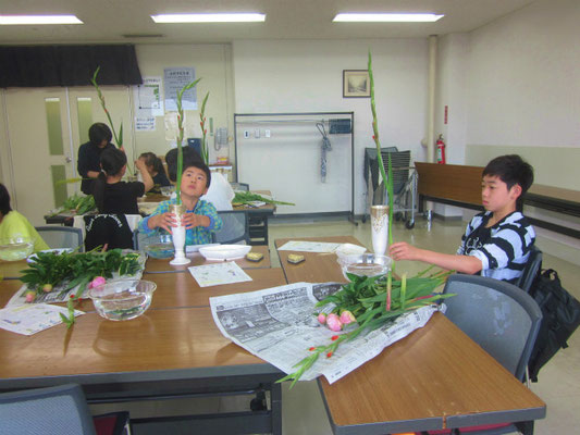 2015.6.27　瓶にいける！　「投げ入れ」って何？　をテーマに学習しました。
