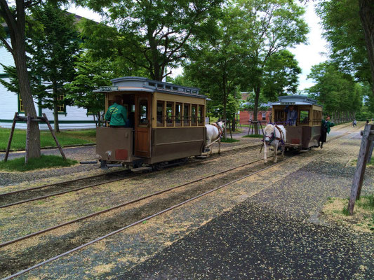 のどかな風情の「開拓の村」メインストリート。馬車鉄道が行き交う。