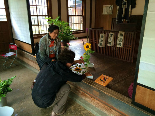 市街地群にある旧武井商店では、如月会の先生方による「いけばな体験教室」が今年も行われました。この写真は、忙しく準備をしている先生方。