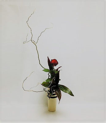 12.14＜雲竜柳　薔薇　赤ドラセナ＞　Atsukoさんの作品です。雲竜柳の枝の動きに着目して。