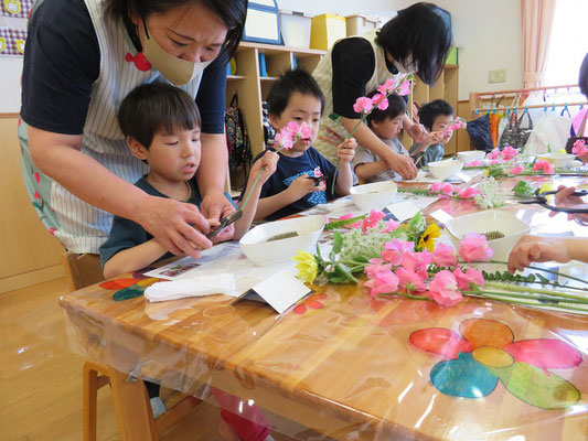 ハサミのサイズは小さめですが、れっきとした本物の花ばさみです