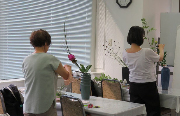 2025/6/25　真剣に花と向き合う教室の様子です。