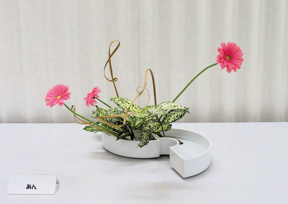 ①見る角度によって作品が生き物のように変化して見えてきます。