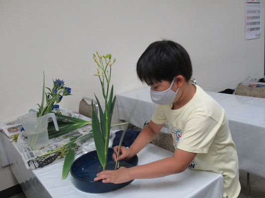 盛花のお稽古をするIttsuちゃん。大人っぽい花材の取合せで、直立型のお稽古をしました。Ittsuちゃんはブルーのお花が好きとのことです。