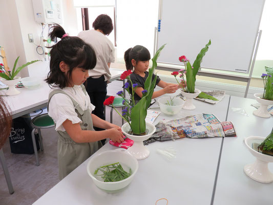 葉や花の向きを確認しながら