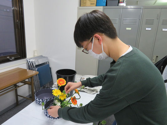 2025/4/23　支部花展のための研究です。