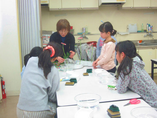 いよいよ札幌にも春が来ました。「待っていました！」とばかりに咲き競う花々をイメージして、うきうきした気分とさわやかさを「ならぶかたち」で表現してみました。