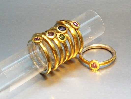 Ringe mit Turmalin, Amethyst, Rubin, Peridot, Feingold + Silber  © Vivien Reig-Atmer