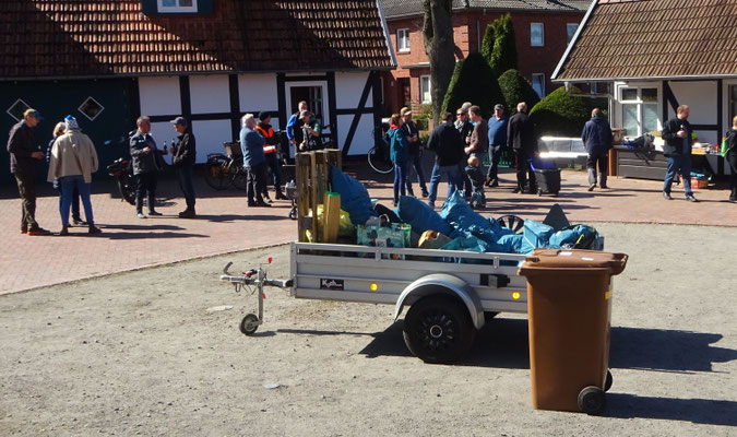 Gesammelter Müll in Autoanhänger