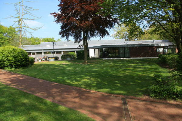 Schwimmhalle von außen