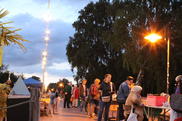 Ganz besondere Flohmarktstimmung in der Abenddämmerung