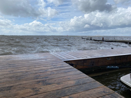 Ein breiter Holzsteg und wunderbare Wolken