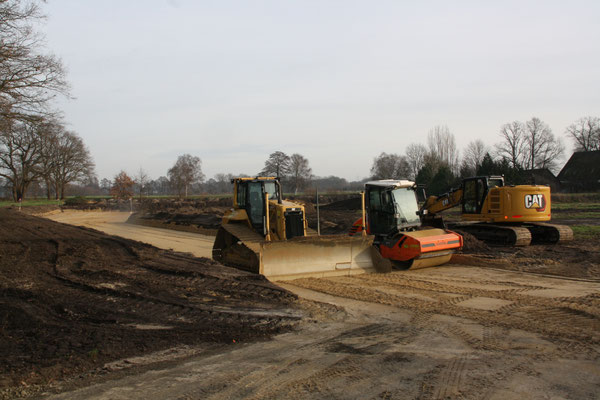 Baufahrzeuge auf einer Baustelle