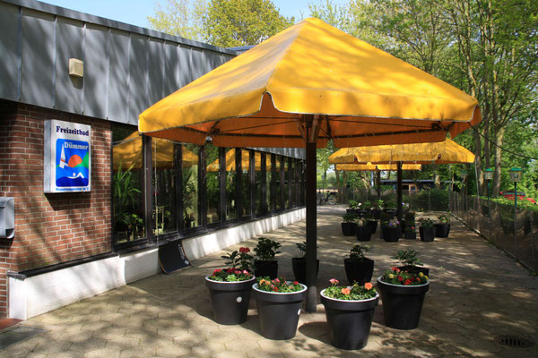 Aufgeklappte gelbe Sonnenschirme