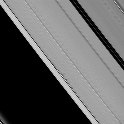 Daphnis et les ombres de ses vagues projetées vers l'intérieur de l'anneau A de Saturne. 30 Juillet 2009. Crédit NASA / JPL.