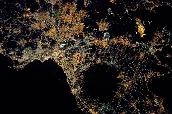  Lumières de Naples et ténèbres du Mont Vésuve. NASA Earth Observatory, 30 Janvier 2017.