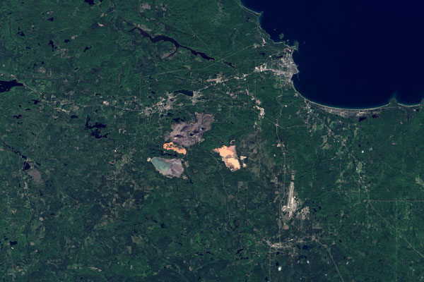 Mines de fer à ciel ouvert dans le Michigan, Etats-Unis. NASA Earth Observatory, 11 Septembre 2013.