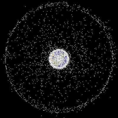 Point de vue situé au dessus du pôle Nord pour montrer la concentration des objets dans les orbites basses et géosynchrone. Crédit: NASA ODPO