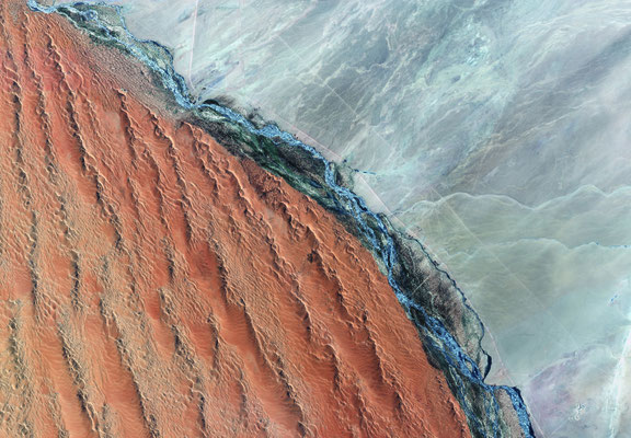 La rivière Kuiseb en crue à l'intérieur du désert de Namibie, frontière en le sable et la roche nue. 15 Mars 2011.