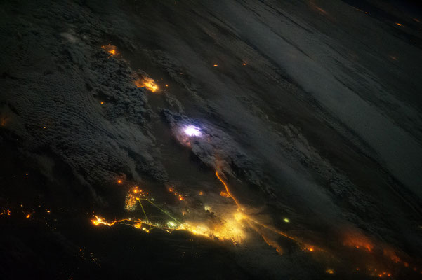 Orages au-dessus du Koweït et de l’Arabie Saoudite vus depuis la station spatiale internationale. NASA Earth Observatory, 12 Décembre 2013.