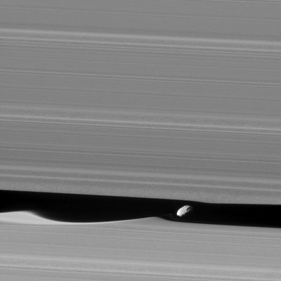 Daphnis et ses vagues lors d'un passage proche du plan des anneaux de Saturne. 18 Janvier 2017. Crédit NASA / JPL.