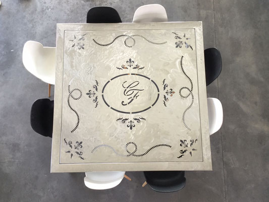 table ecusson embleme