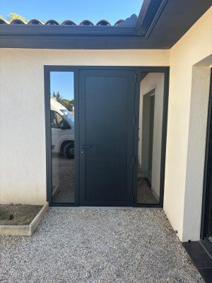 Porte d'entrée SAS sobre rainurage