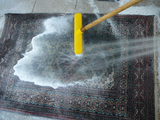 Teppichreinigung mit Seife und Wasser, komplett von Hand in Villach
