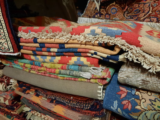 Tappeti persiani Cervignano del Friuli- Vendita tappeti e kilim all'ingrosso e dettaglio, importatore tappeti persiani e kilim a udine