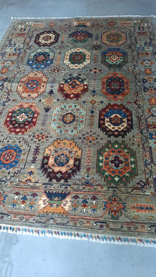 Tappeto Udine, tappeto particolare con filatura di lana artigianale e colori naturali e lavorazione fine. 