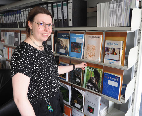 Marina Rolf leitet die Bibliothek des Instituts. Foto: Christoph Schumann, 2025
