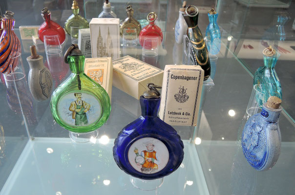 Historische Schnupftabakgläser im Glasmuseum Frauenau. Foto: Christoph Schumann, 2023