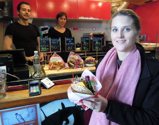 Maja Tini Jensen mit ihrem Lieblingsburger von Copenhagen Street Food. Foto: C. Schumann