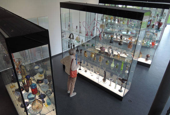 Blick in die permanente Ausstellung des Glasmuseums Frauenau. Foto: Christoph Schumann, 2023